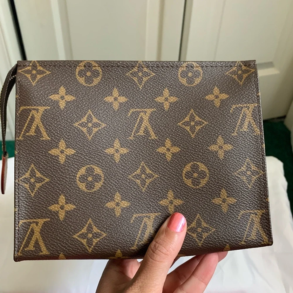 Authentic Monogram Toiletry 19 - Picture 4 of 8